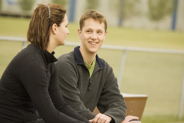 Young Couple Talking — Stock Photo, Image