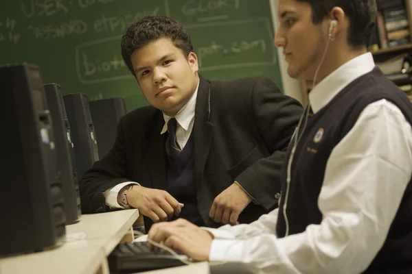 Estudiantes en un laboratorio de informática — Foto de Stock