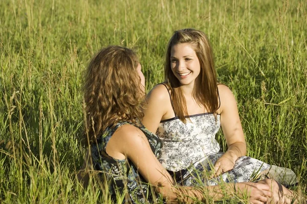 Zwei Frauen unterhalten sich auf dem Feld — Stockfoto