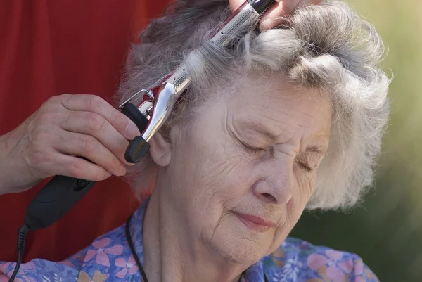 Ältere Frau mit gekräuselten Haaren — Stockfoto