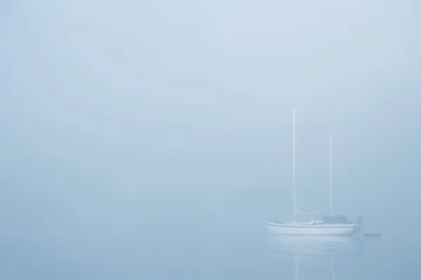 Voilier dans un brouillard — Photo