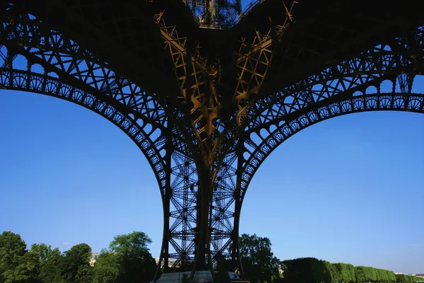 Alsó lábát az eiffel-torony — Stock Fotó