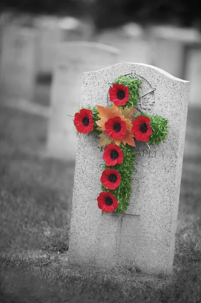 Poppy krans op een grafsteen — Stockfoto