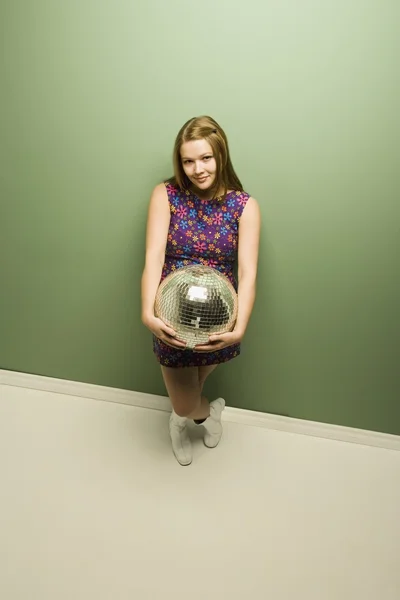 Bir disko topu tutan kız gülümseyerek — Stok fotoğraf