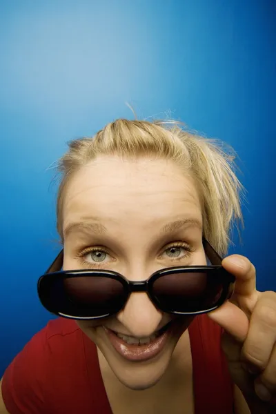 Mujer joven con gafas de sol — Foto de Stock