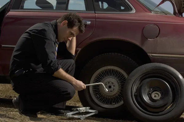 Business Man Changing A Tire — Stock Photo, Image