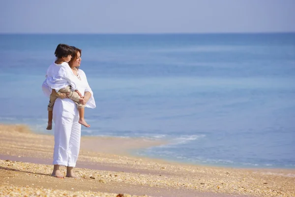 Madre e hijo mirando sobre el agua —  Fotos de Stock