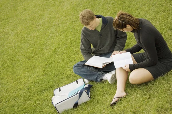 Junges Paar arbeitet an Hausaufgaben — Stockfoto