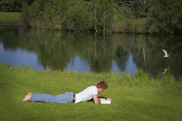 Man die leest buiten — Stockfoto