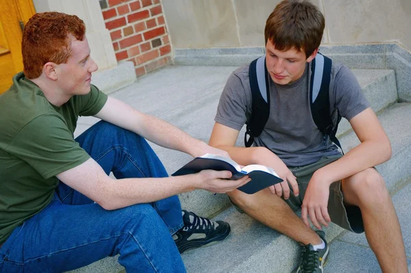 Deux jeunes hommes assis sur les marches Discuter de la Bible — Photo