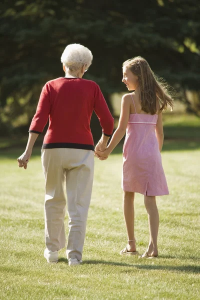 Großmutter und Enkelin halten Händchen — Stockfoto