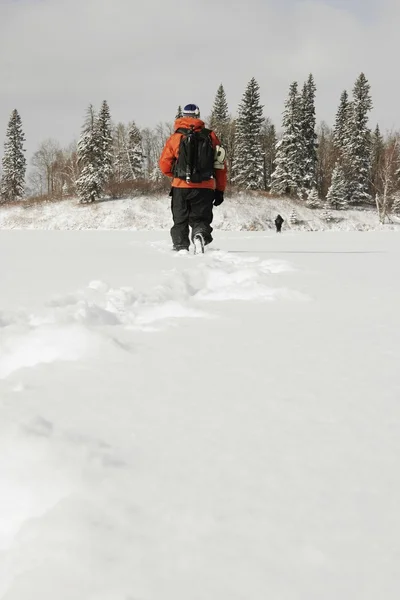 Vandring i snön — Stockfoto