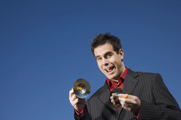 Hombre jugando platillos — Foto de Stock