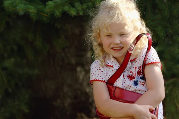 Ragazza che tiene la borsa — Foto Stock