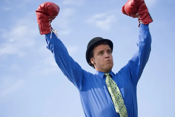 Homem vestindo chapéu Derby e luvas de boxe — Fotografia de Stock