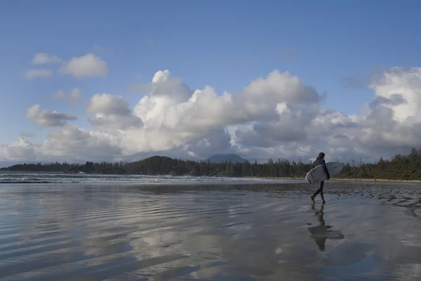 Een surfer op het strand — Stockfoto