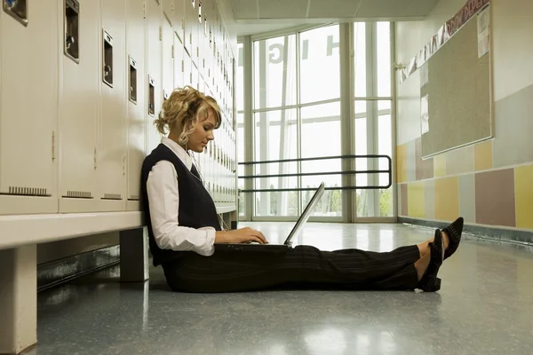 Estudiante trabajando en un ordenador portátil — Foto de Stock