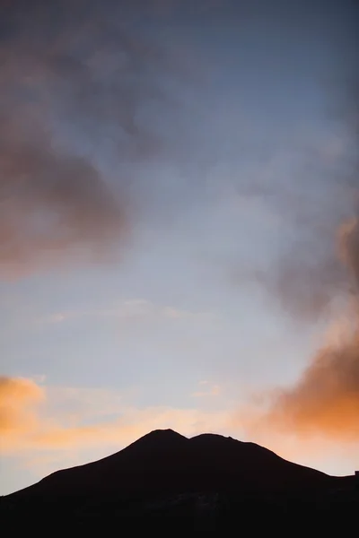 Pôr do sol atrás de uma colina — Fotografia de Stock