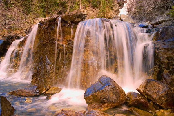 Wasserfall fließt über zerklüftetes Gelände — Stockfoto