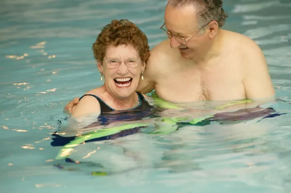 游泳池里的老夫妇 — 图库照片