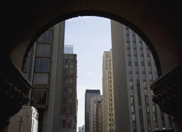 Stedelijke scène onder archway — Stockfoto