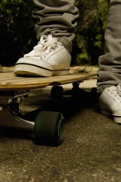 Pés no skate — Fotografia de Stock