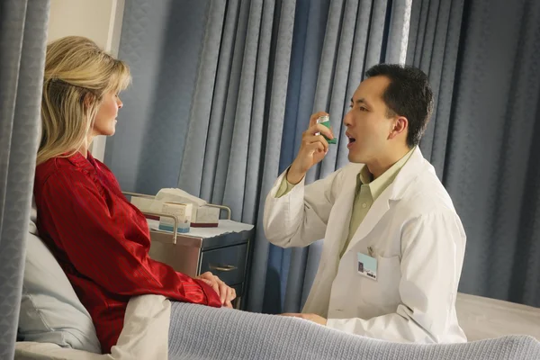 Doktor instruktážní pacient s inhalátorem — Stock fotografie