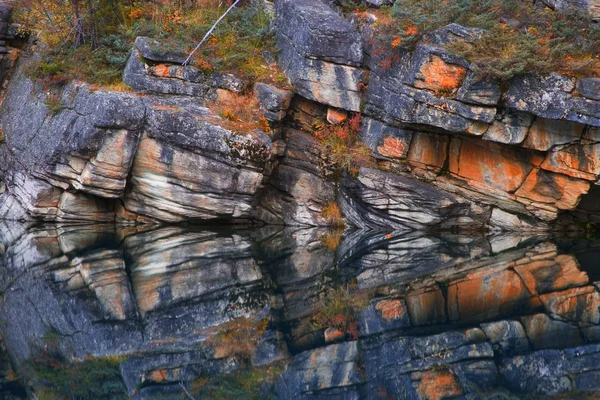 Reflection Of Rock In Water — Stock Photo, Image