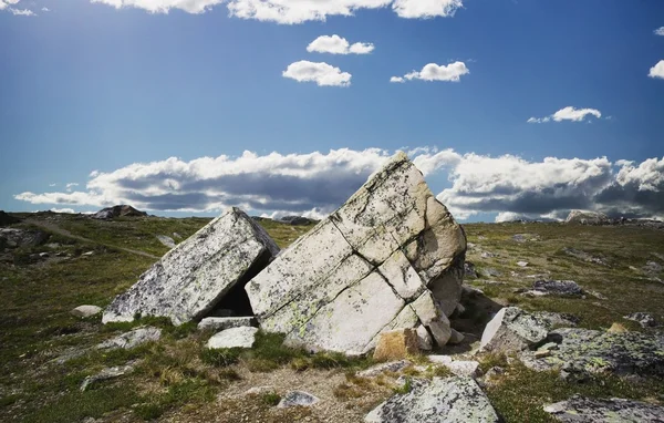 Tepedeki kayalara — Stok fotoğraf