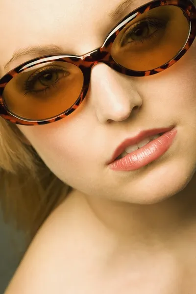 Young Woman Wearing Tortoiseshell Sunglasses — Stock Photo, Image