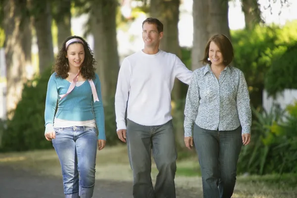 Familjen promenader tillsammans — Stockfoto