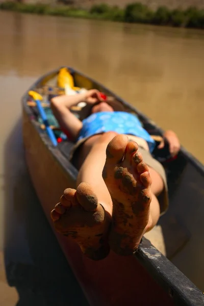 Muddy Feet, Relaxing In The Canoe — Stock Photo, Image