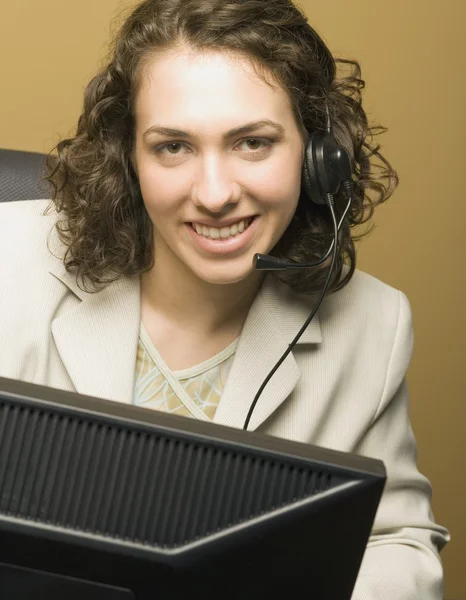 Frau mit Kopfhörer — Stockfoto