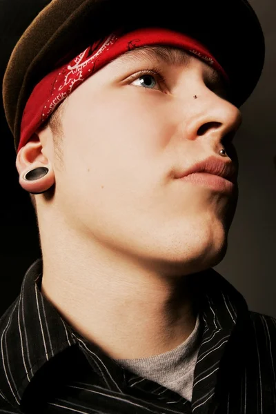 Podobizna mladého muže s piercingem — Stock fotografie