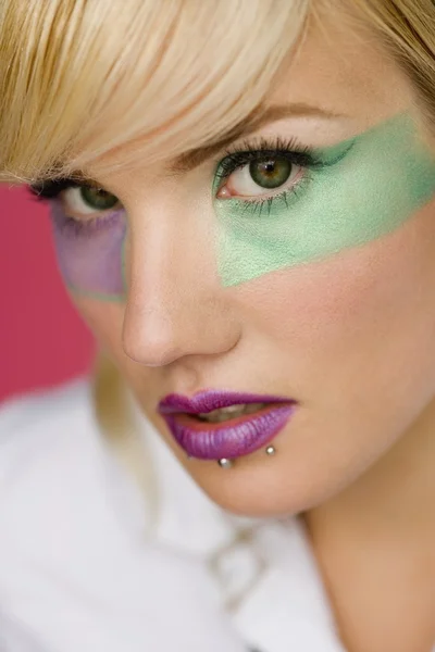 Mujer usando maquillaje —  Fotos de Stock