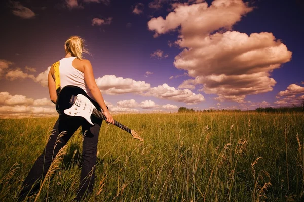 Jonge vrouw met elektrische gitaar — Stockfoto