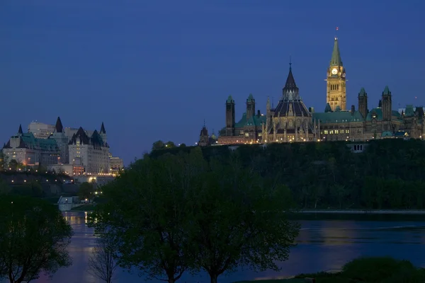 Parlament hill od řeky Ottawy — Stock fotografie