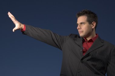 Adam kolunu uzanmış