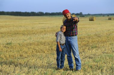 çiftçi ve oğlu alan, alberta, Kanada