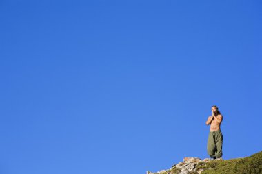 tepenin üzerinde meditasyon adam