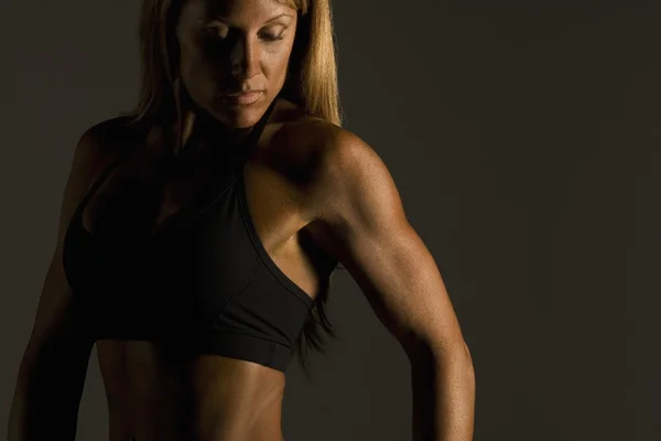 Mulher com corpo superior tonificado — Fotografia de Stock