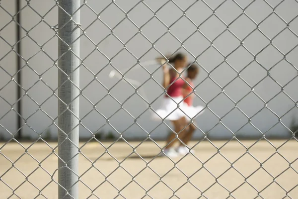 Mädchen springen über Zaun — Stockfoto