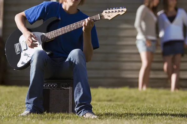 Adolescente tocando guitarra — Foto de Stock