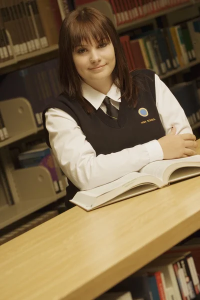 Student in een bibliotheek — Stockfoto