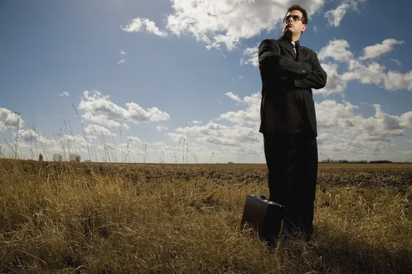 Hombre de negocios en el campo de los agricultores — Foto de Stock