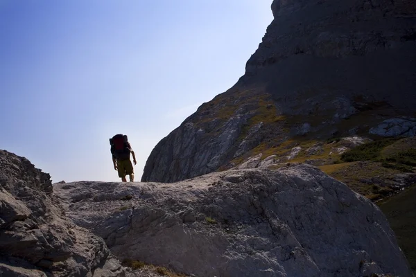 男の山でのハイキング — ストック写真