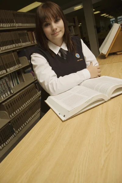 Étudiant dans une bibliothèque — Photo