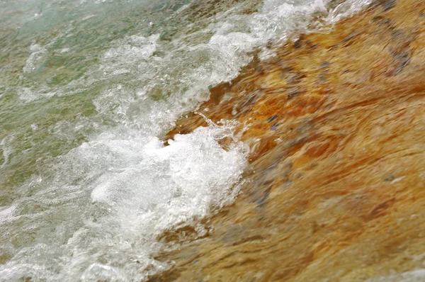 Wasser in Ufernähe — Stockfoto