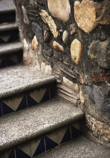 Stenen trappen en muur — Stockfoto