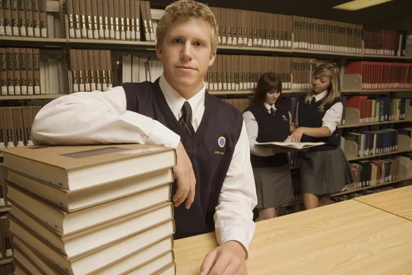 Studenter på bibliotek — Stockfoto